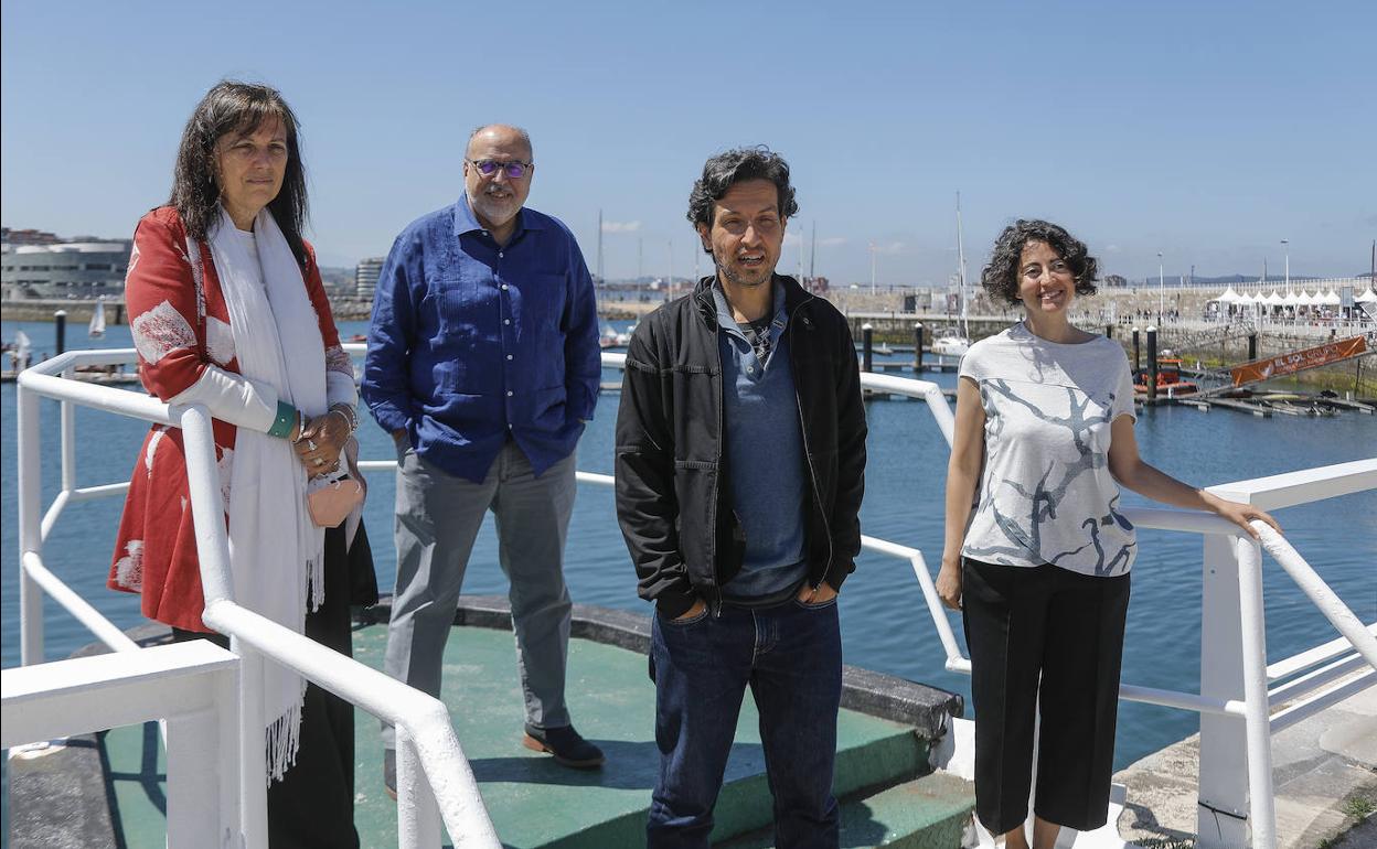 Claudia Piñeiro, Enric Juliana, Miguel Ángel Oeste y Lucía Núñez, este viernes en Gijón. 