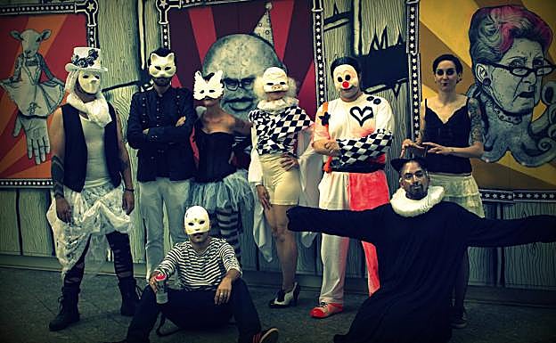 Imagen principal - 2011: Fluor Freak Show. Propuesta desarrollada para la Noche en Blanco celebrada hace una década en la capital. 2014: La Caldera Teatro. Obra residente en la primera sede del colectivo. 2012: La Caldera Teatro. Obra residente en la primera sede del colectivo. 