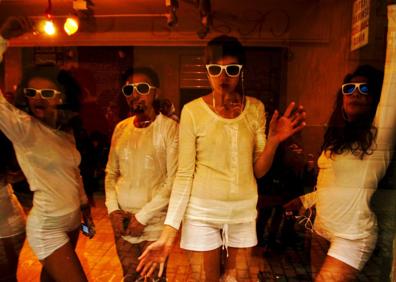 Imagen secundaria 1 - 2015: Desde aquel día. Pedro Okña observa a Alejandro Morales e Iro Vas en un ensayo. 2016: La Juan Gallery. The Lonely People, nacido a partir de Villa Puchero, llegaba a la sala madrileña. 2017: La Brecha. Una de las creaciones más impactantes del grupo. 