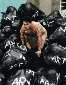 Imagen secundaria 2 - 2015: Desde aquel día. Pedro Okña observa a Alejandro Morales e Iro Vas en un ensayo. 2016: La Juan Gallery. The Lonely People, nacido a partir de Villa Puchero, llegaba a la sala madrileña. 2017: La Brecha. Una de las creaciones más impactantes del grupo. 