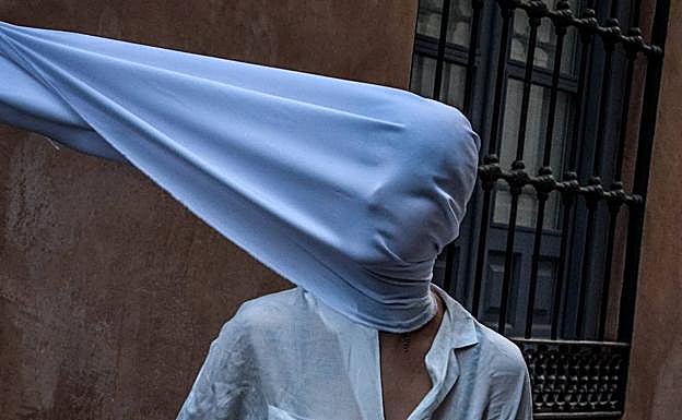 Imagen principal - 2018: La Invisible. María Luisa Tomás, en la performance escenificada en la sede del colectivo sociocultural. 2019: El festival poético acogió una imponene performance en la calle Larios a cargo del colectivo artístico. 2021: Kinexcencia. Una de las creaciones más recientes de Villa Puchero Factory. 