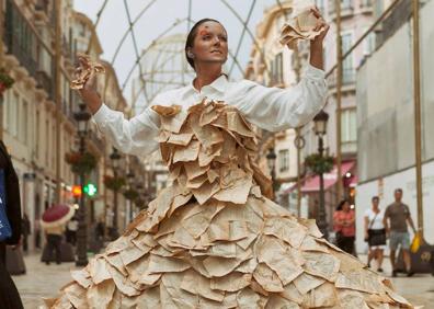 Imagen secundaria 1 - 2018: La Invisible. María Luisa Tomás, en la performance escenificada en la sede del colectivo sociocultural. 2019: El festival poético acogió una imponene performance en la calle Larios a cargo del colectivo artístico. 2021: Kinexcencia. Una de las creaciones más recientes de Villa Puchero Factory. 