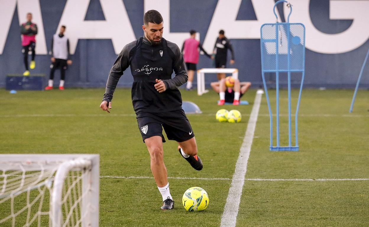 El jugador del Málaga, Alexander González, durante un entrenamiento la temporada pasada.