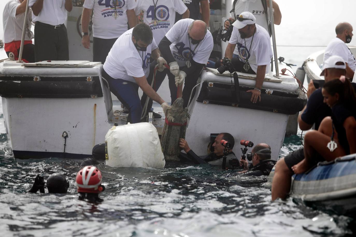El estandarte ha sido llevado hasta el Puerto de la capital, donde en la casa de botes del Club Mediterráneo ha embarcado para dirigirse hacia las playas de La Malagueta.