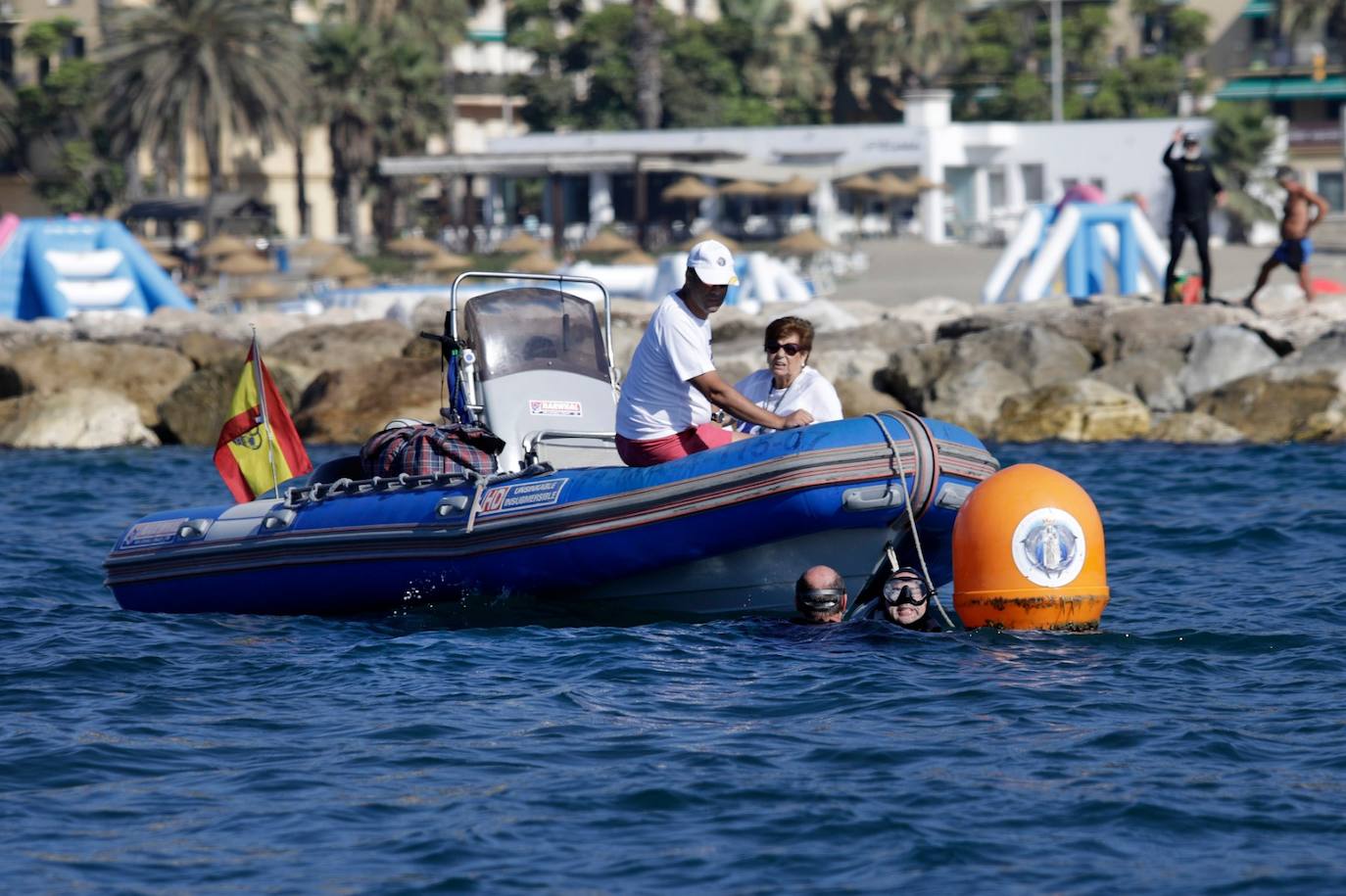 El estandarte ha sido llevado hasta el Puerto de la capital, donde en la casa de botes del Club Mediterráneo ha embarcado para dirigirse hacia las playas de La Malagueta.