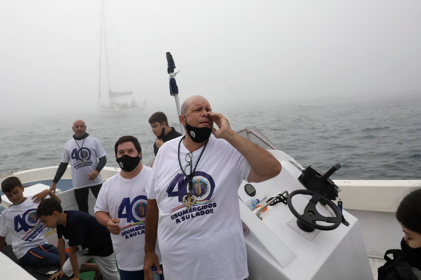 El estandarte ha sido llevado hasta el Puerto de la capital, donde en la casa de botes del Club Mediterráneo ha embarcado para dirigirse hacia las playas de La Malagueta.