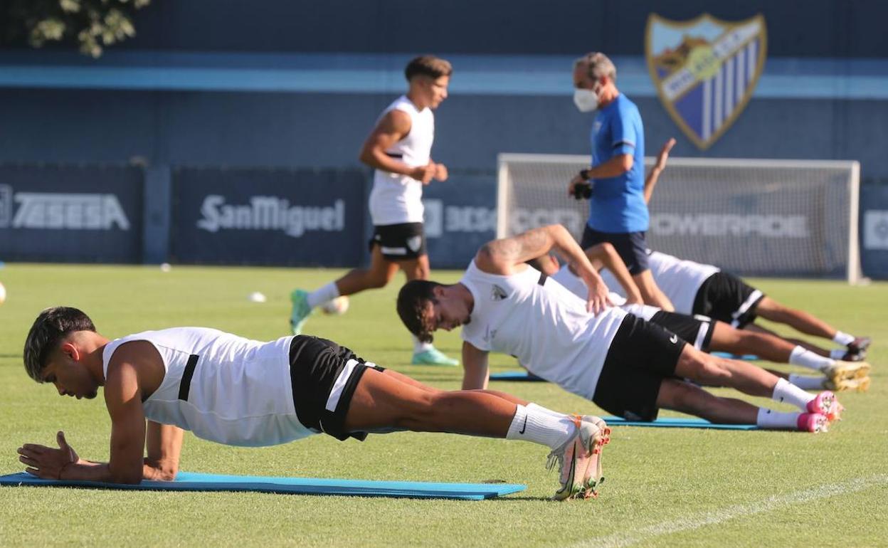 Enrique Ruiz, en plena sesión de trabajo con los jugadores del Málaga esta temporada en el anexo. 