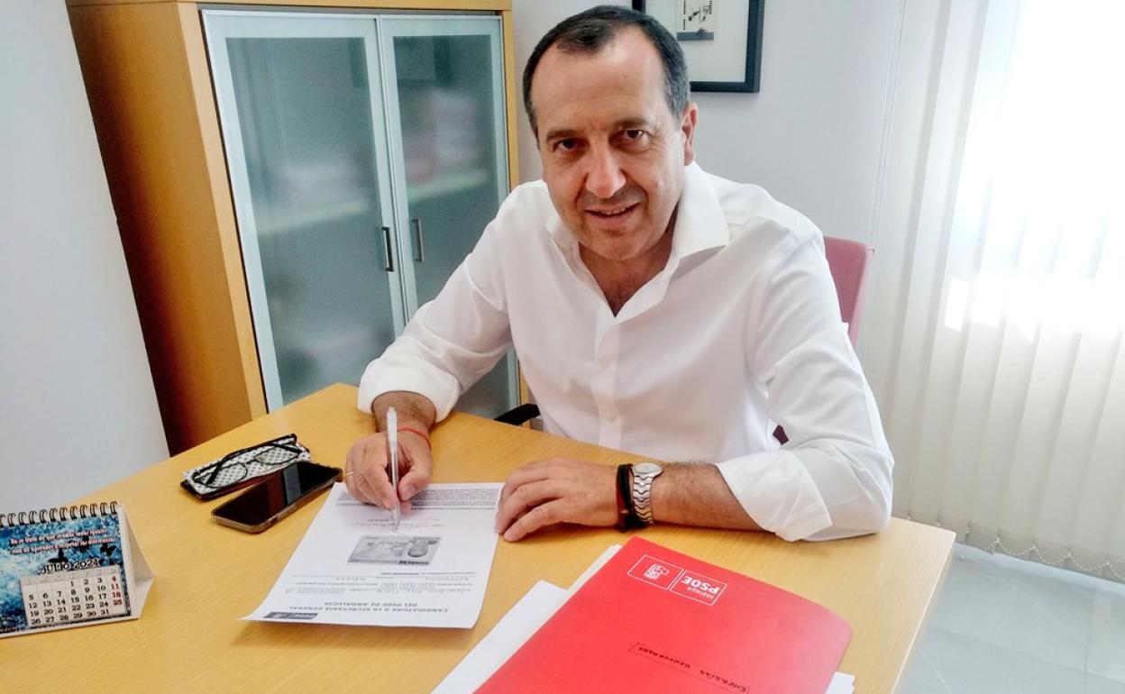 Ruiz Espejo, la pasada semana, en el momento de la firma del aval a Espadas.