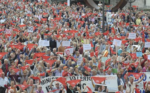 Pensionistas manifestándose en Bilbao.