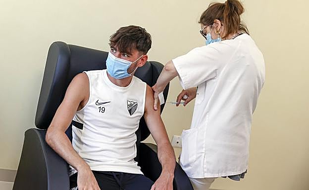 El jugador del Málaga, Jozabed, durante la vacunación.