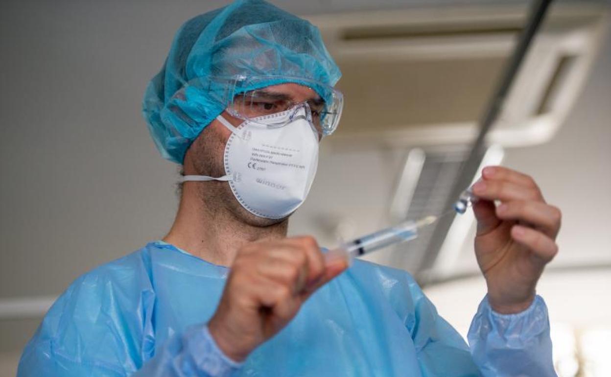 Nuevas cepas Covid: La Junta asegura que la cepa delta es «la mayoritaria» en Andalucía y que «desplaza muy rápido a la británica»