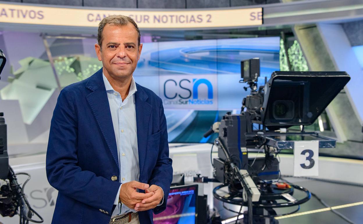 El director general de Canal Sur, Juande Mellado, en el plató central de informativos.