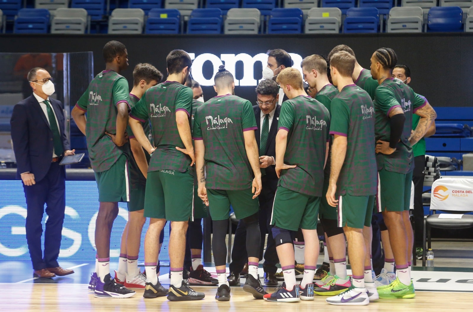 La plantilla del Unicaja, durante un tiempo muerto la pasada campaña. 