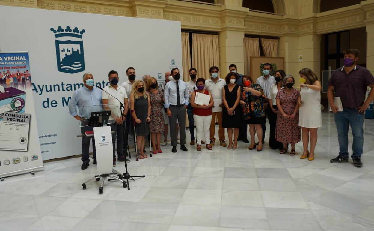 Los ediles socialistas y los de Adelante Málaga, esta mañana, en una rueda de prensa.