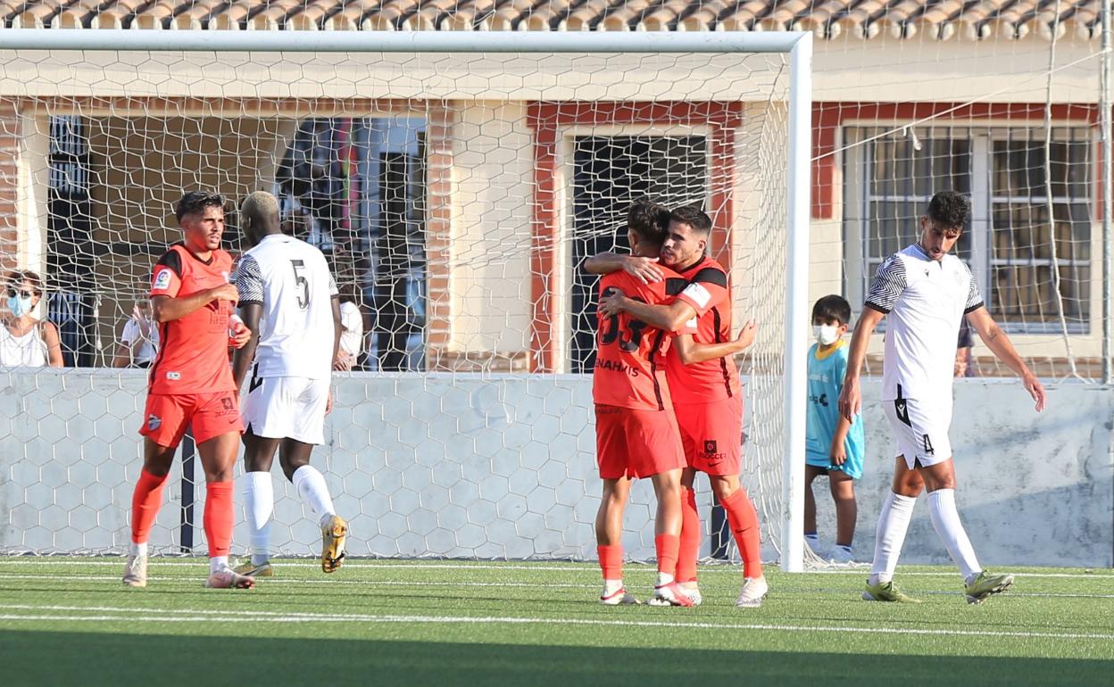 Los jugadores del Málaga, Jairo y David Larrubia, celebran el 0-2 en el partido contra el Vélez.