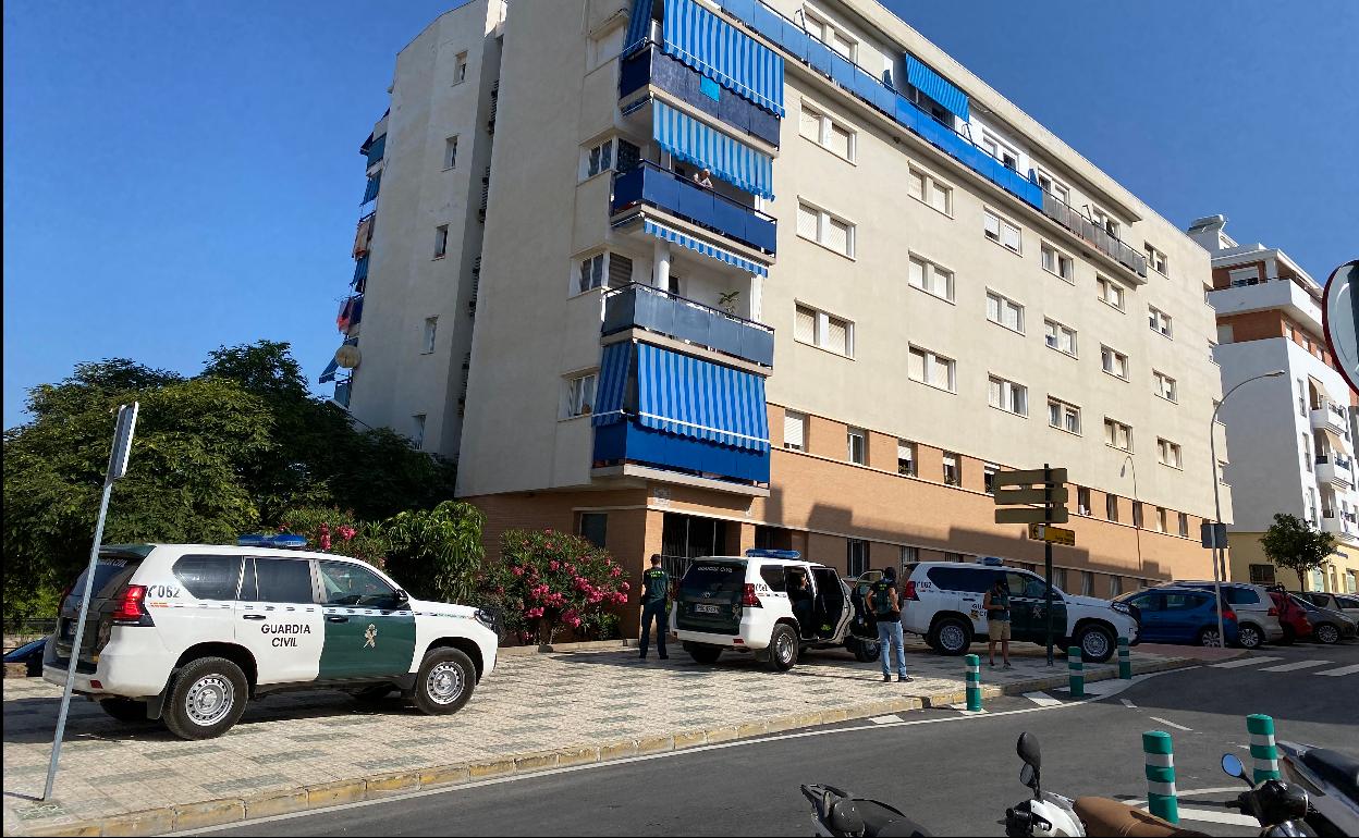 Efectivos de la Guardia Civil, en uno de los registros practicados este miércoles en Nerja. 