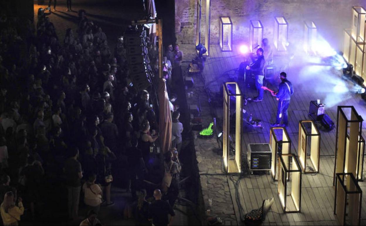 Imagen de un concierto anterior de Los Planetas en el castillo de Gibralfaro. 