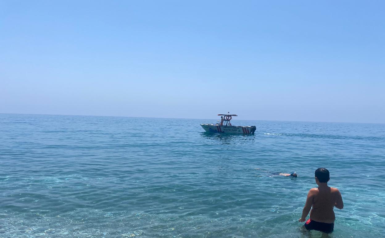 Un barco quitanatas de la Mancomunidad Oriental, en el litoral nerjeño este miércoles. 