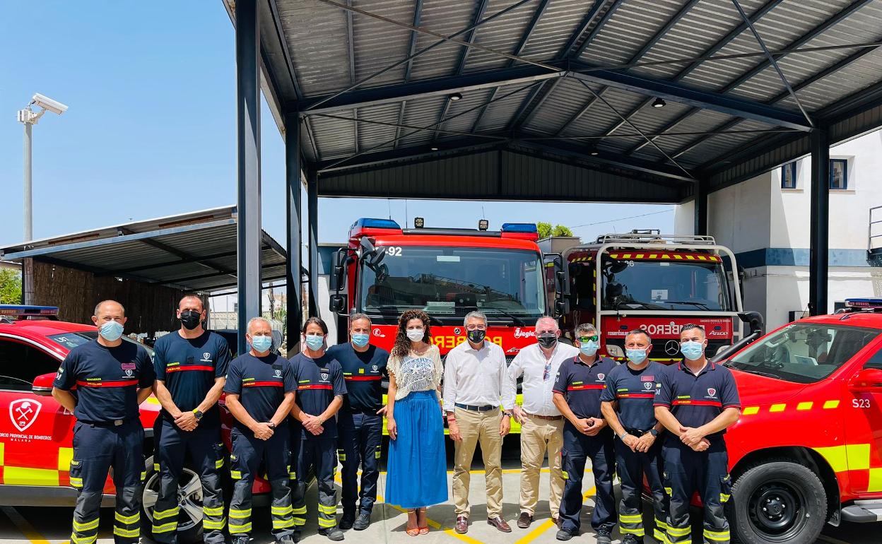 Autoridades y bomberos, junto al nuevo vehículo. 
