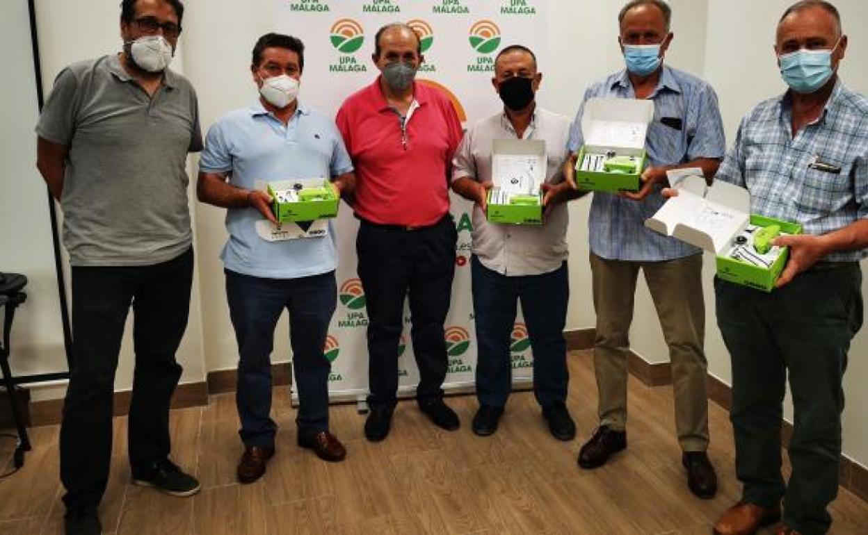 Acto de entrega de los dispositivos tecnológicos a los ganaderos por parte de la organización agraria UPA. 