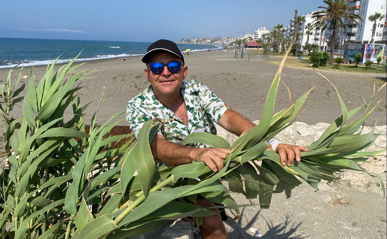 El artista de 51 años, en la playa de Rincón de la Victoria, municipio donde nació. 