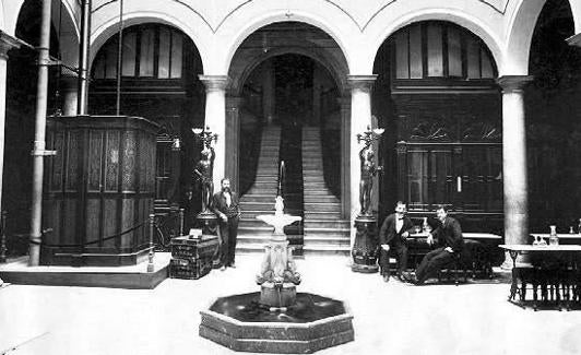 Patio del Hotel Roma con el primer ascensor malagueño.