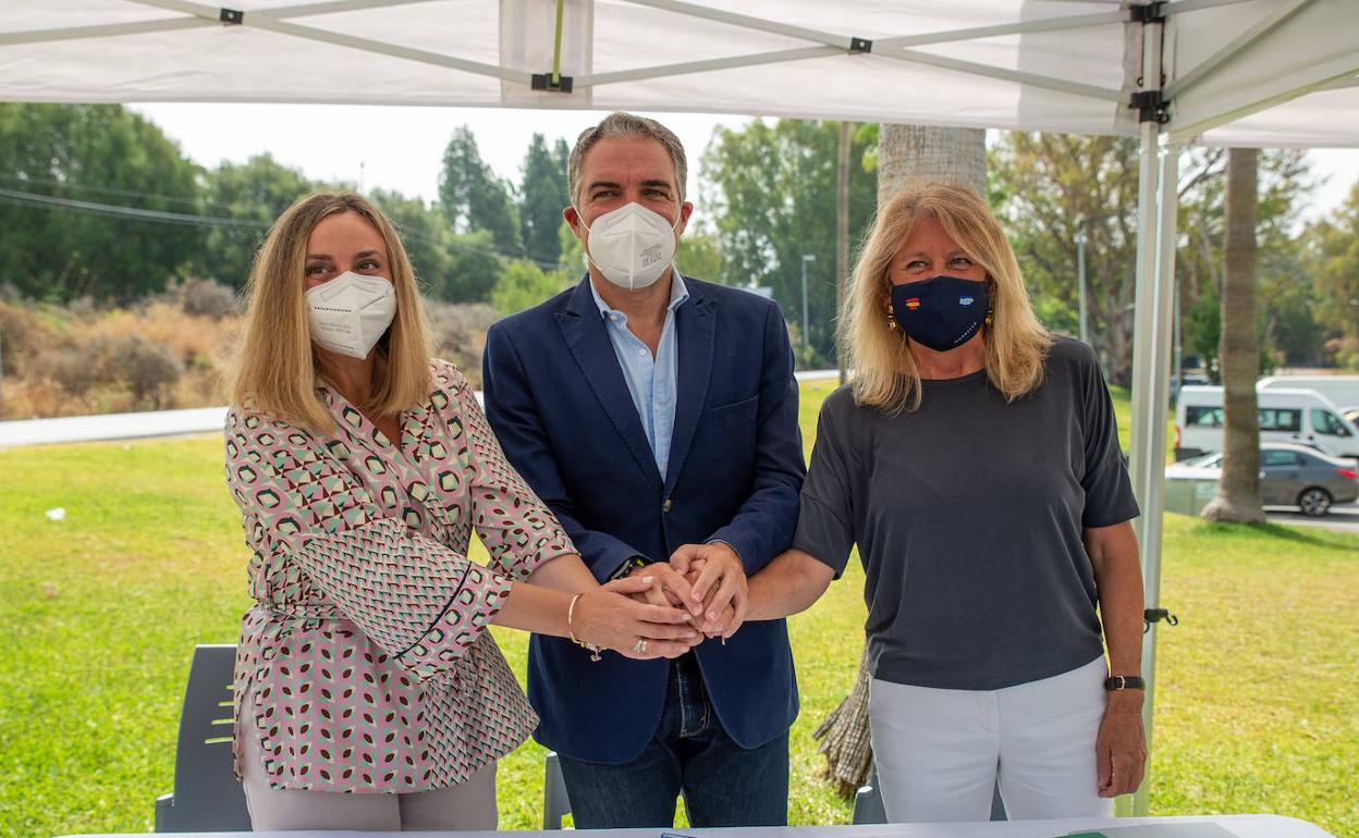 Los dirigentes posan tras la firma del convenio para el arreglo de la carretera de Istán, al fondo de la imagen. 