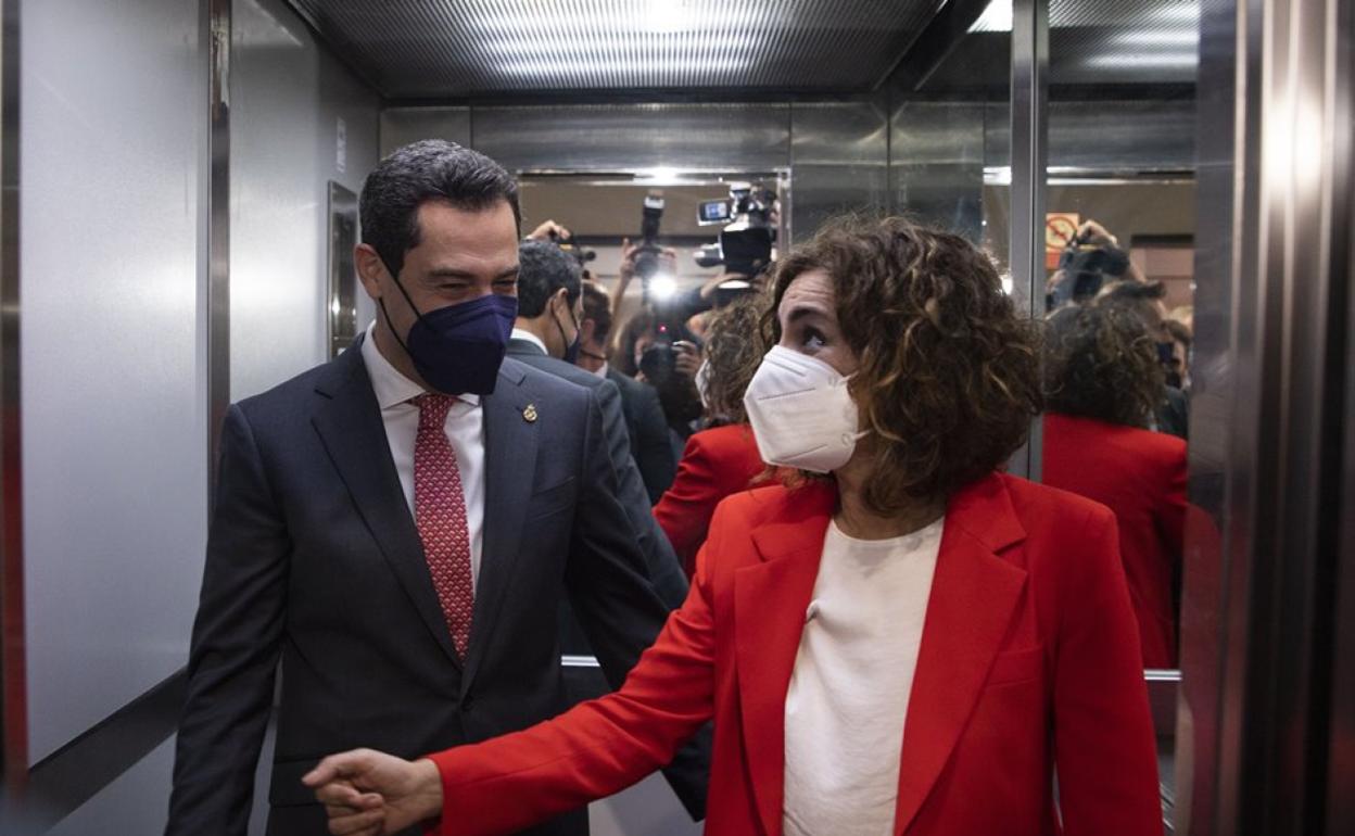 El presidente de la Junta, Juanma Moreno, y la ministra, María Jesús Montero.