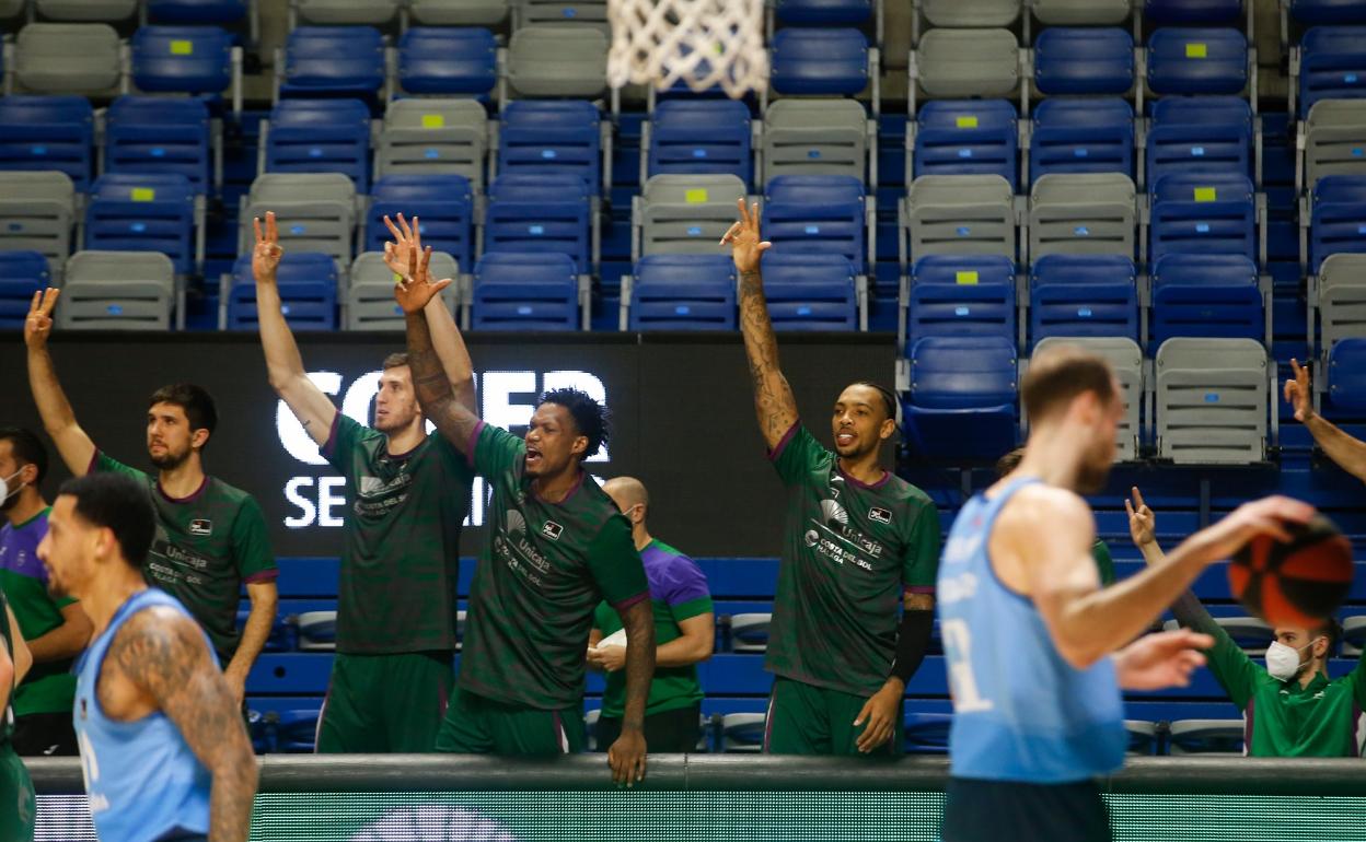 Los jugadores del Unicaja celebran una canasta durante un partido de la pasada temporada. 