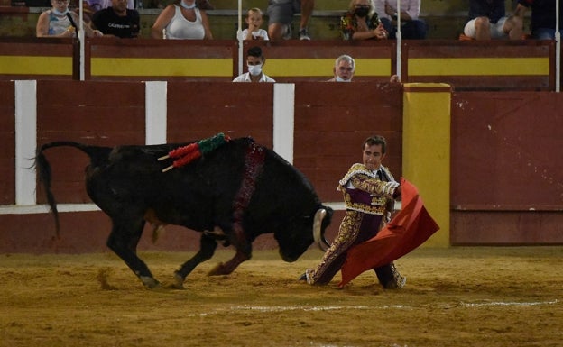 El Fandi inicia de rodillas la lidia al tercero del festejo.