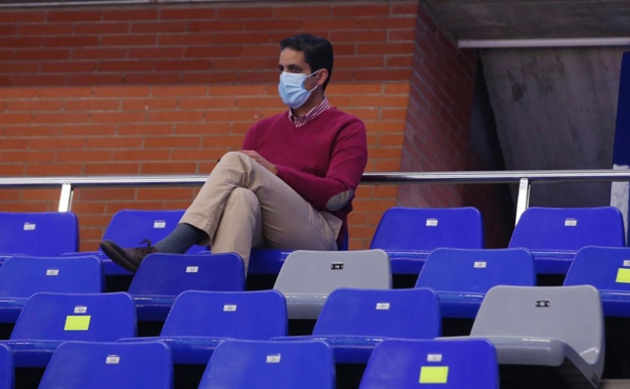 Antonio Herrera observa un partido en la grada del Carpena. 