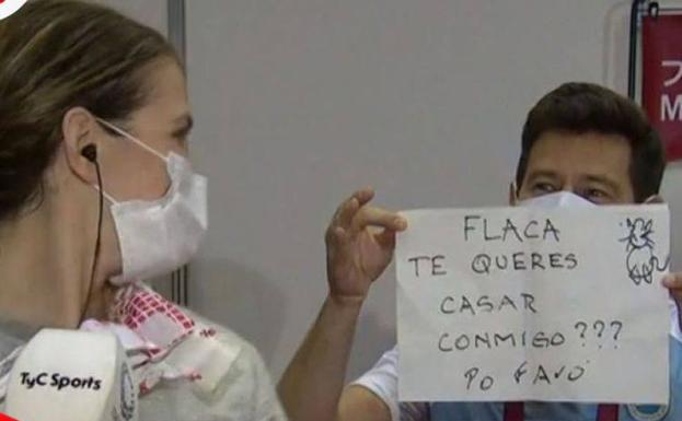 Lucas Saucedo ha pedido matrimonio a Belén Pérez Saucedo con un cartel.