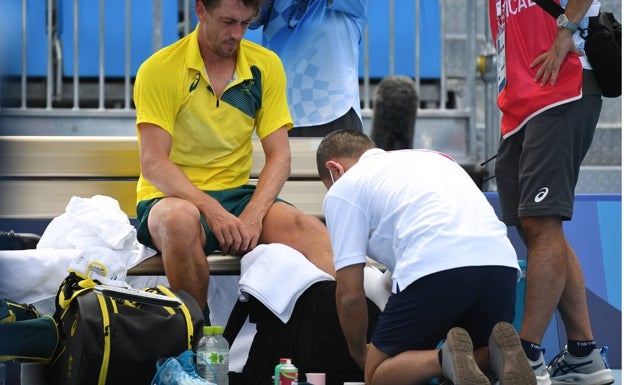 Millman, atendido en su tobillo izquierdo al término del primer set. 