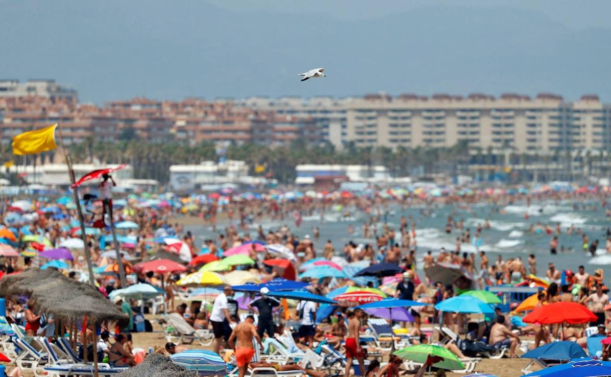 Una playa de Valencia, repleta de gente. 
