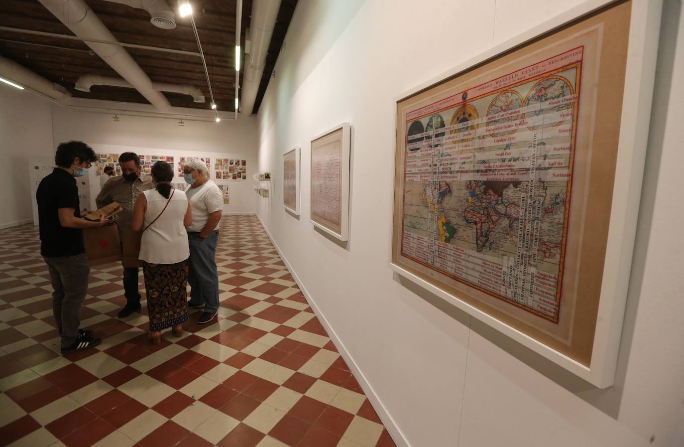 Piezas de la exposición 'Al sur del sur', en La Térmica 