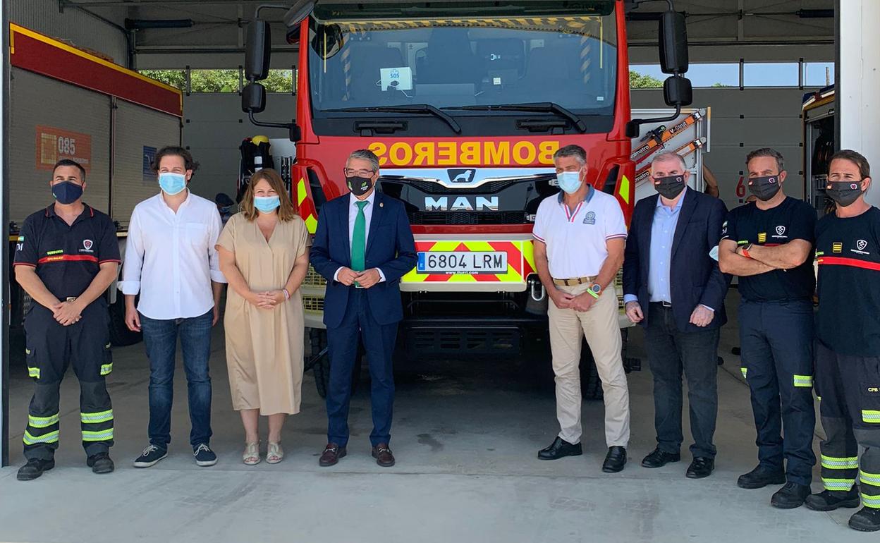 Presentación del nuevo vehículo en el parque de Bomberos nerjeño. 