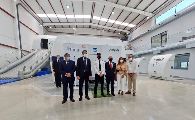 Autoridades, en la visita a las instalaciones de la firma aeronáutica en Vélez-Málaga. 