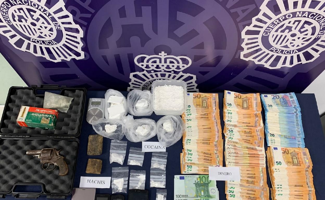 Imagen del dinero, la droga y las armas intervenidas por los agentes de la Policía Nacional en Vélez-Málaga. 