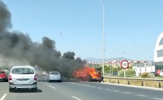 El vehículo se ha incendiado por completo, pero no hay heridos. 