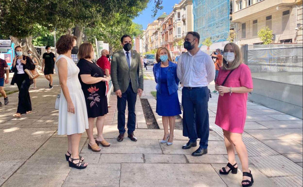 Dani Pérez, en la Alameda, con concejales socialistas, enfrente de la Delegación de Gobierno de la Junta.