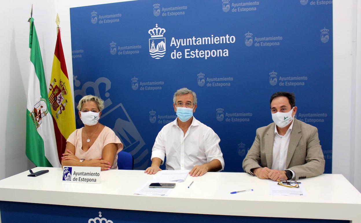 El alcalde, José María García Urbano (en el centro), presenta la iniciativa junto a representantes de la FDAPA. 