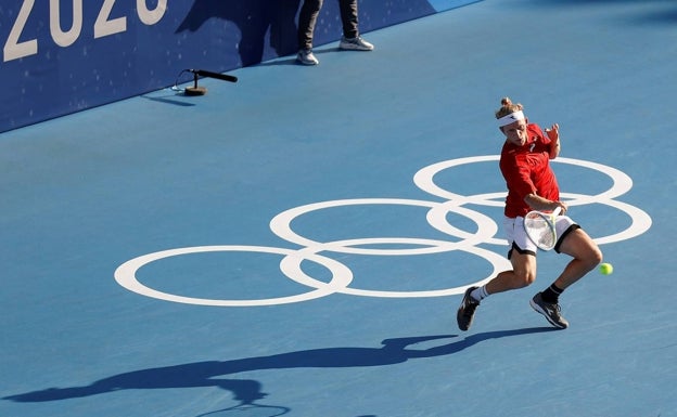 Davidovich golpea de derecha flexionado desde el fondo de la pista. 