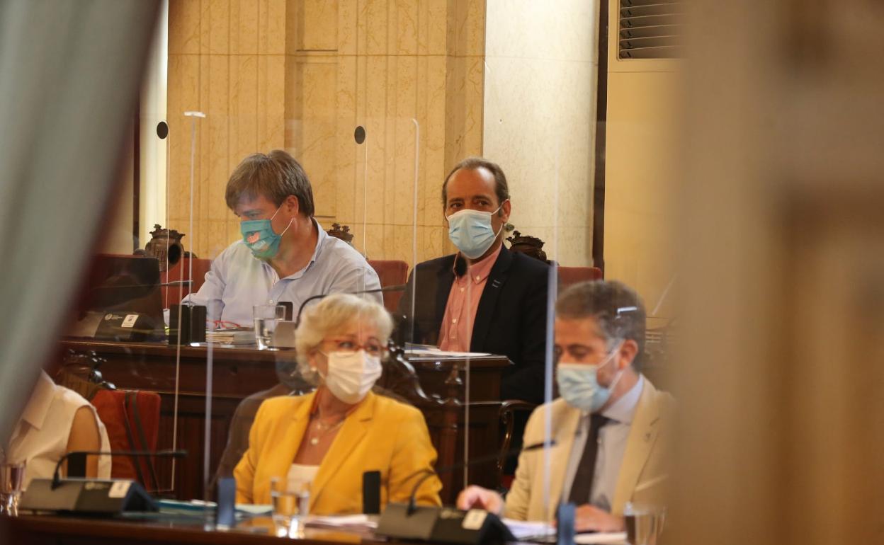 Juan Cassá, sentado ayer entre los ediles populares en el pleno de Málaga.