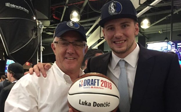 Rubia y Doncic, en la ceremonia del Draft de la NBA cuando el prodigio esloveno fue elegido por los Dallas Mavericks. 