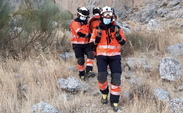 Efectivos del Consorcio Provincial de Bomberos trasladan al parapentista. 