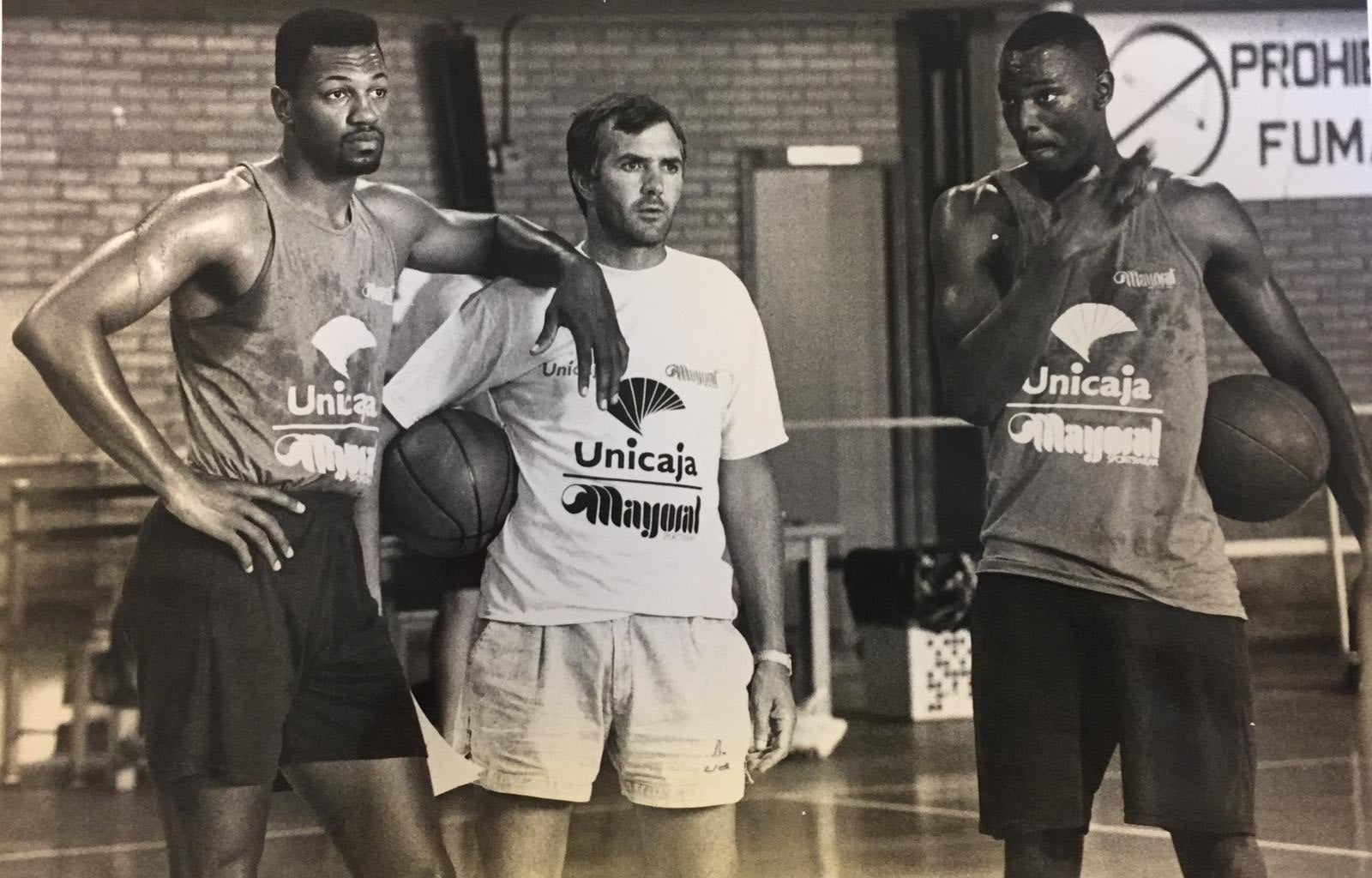 Tony Massenburg, a la izquierda, y Chris King, a la derecha, flanquean a Manolo Rubia en un entrenamiento en la temporada 1992-1993. 