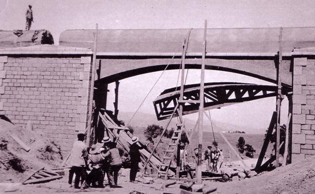 Construcción del puente del acueducto sobre la carretera de Campanillas. 