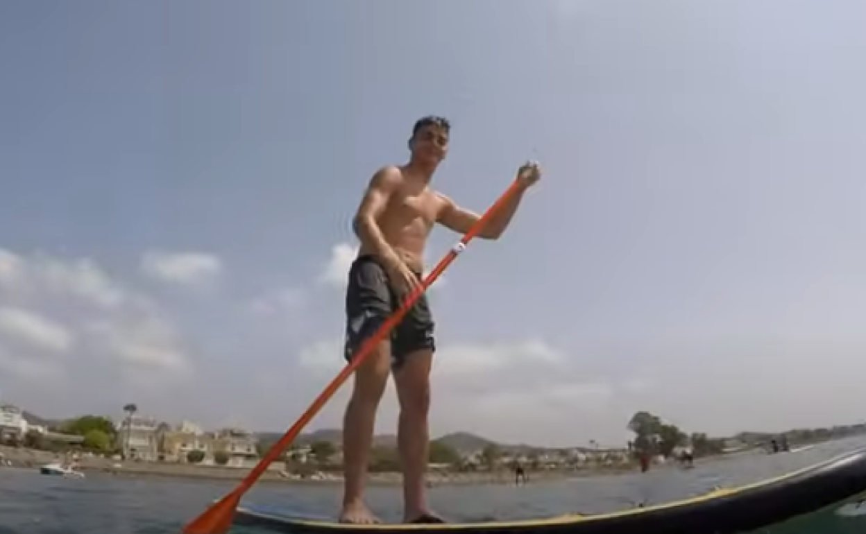 Uno de los malaguistas, el jueves en una tabla de paddle surf en la actividad en Varadero Puerto R. ey