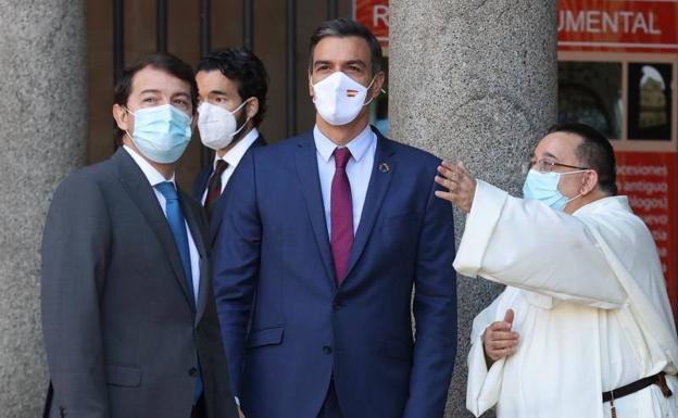 Pedro Sánchez conversa con Alfonso Fernández Mañueco a las puertas del Convento de San Esteban, en Salamanca.