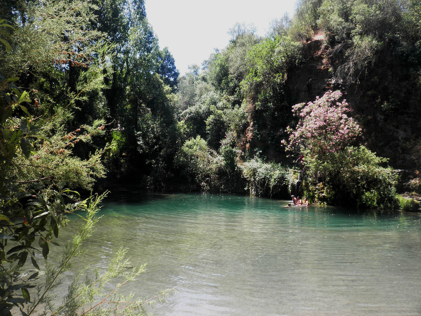 Aguas cristalinas con fondos verdes y turquesas aguardan en el Bajo Genal. 